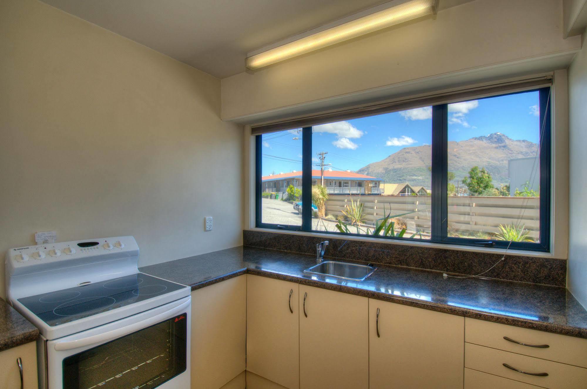 Four Seasons Motel Queenstown Exterior photo