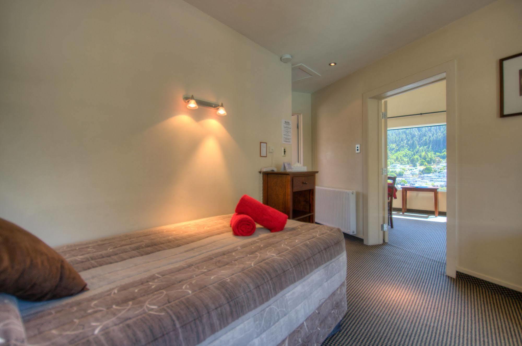 Four Seasons Motel Queenstown Exterior photo